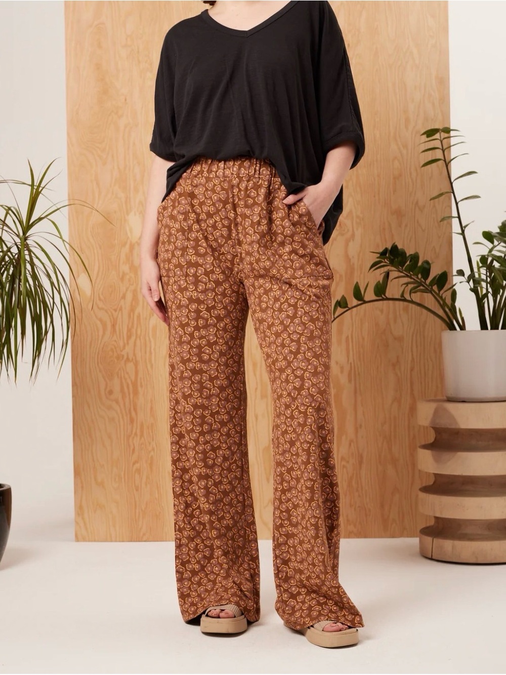 Women's Wide-Leg Printed Pants in Brown
